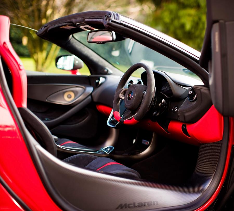 Интерьер McLaren 570S Spider Valentine 2018 года  (фото 5 из 9)